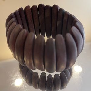 Vintage dark wood and elastic bracelet.